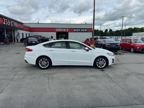 Used 2019 Ford Fusion SE FWD image 2