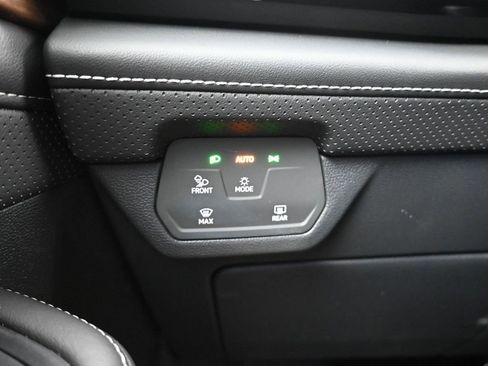 Used 2024 Volkswagen Atlas SE image 17