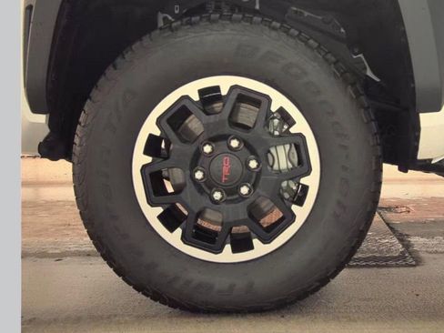 Used 2025 Toyota Tacoma TRD Off-Road image 11