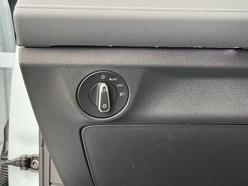 Certified 2025 Volkswagen Jetta SEL image 35