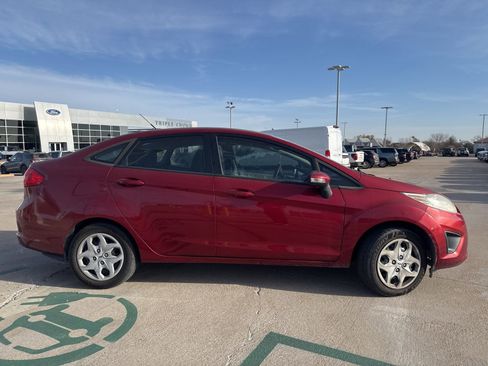 Used 2013 Ford Fiesta SE image 2