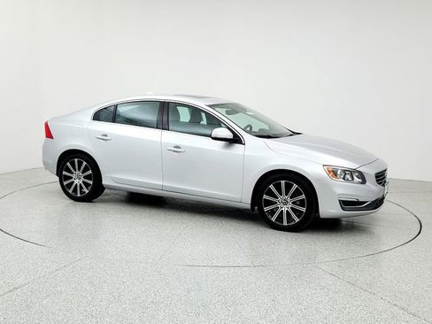 Used 2018 Volvo S60 T5 Inscription image 3