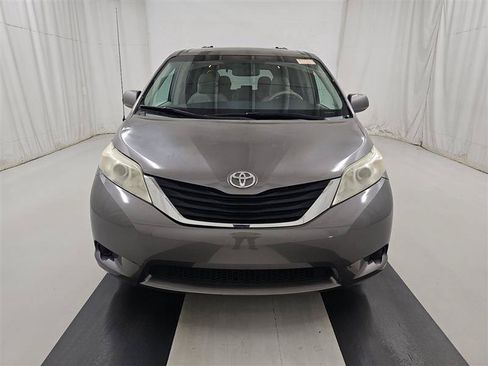 Used 2012 Toyota Sienna LE FWD image 2