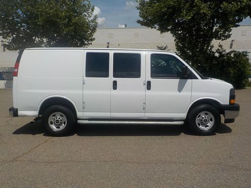 Used 2023 GMC Savana 2500 w/ Driver Convenience Package image 4