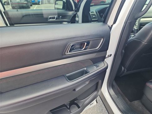 Certified 2018 Ford Explorer XLT w/ Equipment Group 202A image 15