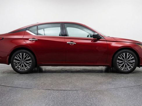 Used 2025 Nissan Altima 2.5 SV FWD image 11