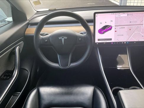 Used 2019 Tesla Model 3 Standard Range image 4