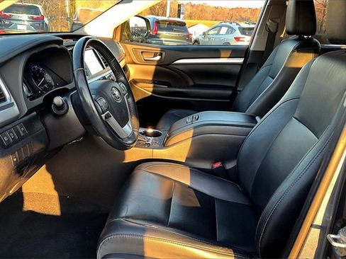 Used 2019 Toyota Highlander XLE image 10