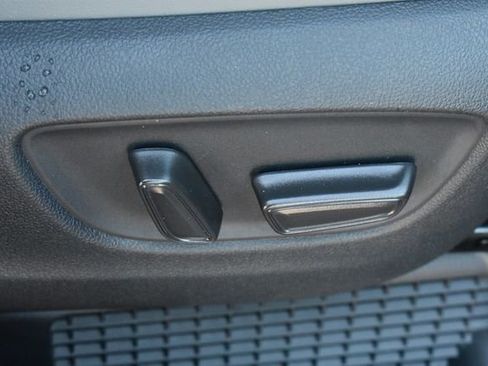 Used 2023 Toyota Sienna Limited image 12