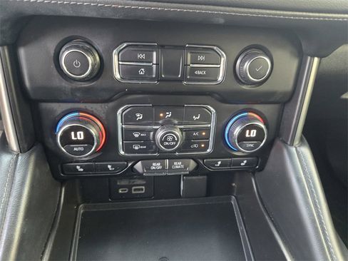 Used 2021 Chevrolet Tahoe Z71 w/ Luxury Package image 16