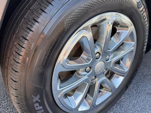 Used 2021 Jeep Grand Cherokee Laredo AWD/4WD image 29