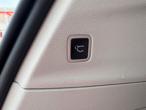 Used 2024 Chrysler Pacifica Touring-L image 12