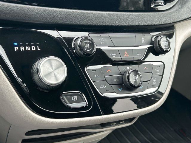 Used 2017 Chrysler Pacifica LX FWD image 35