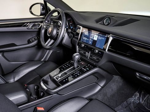 Certified 2025 Porsche Macan image 14