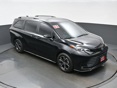 Used 2025 Toyota Sienna Platinum AWD/4WD image 37