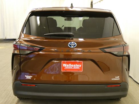 Certified 2024 Toyota Sienna LE image 25