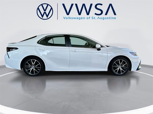 Used 2024 Toyota Camry SE image 9