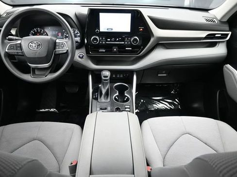 Used 2023 Toyota Highlander L FWD image 9