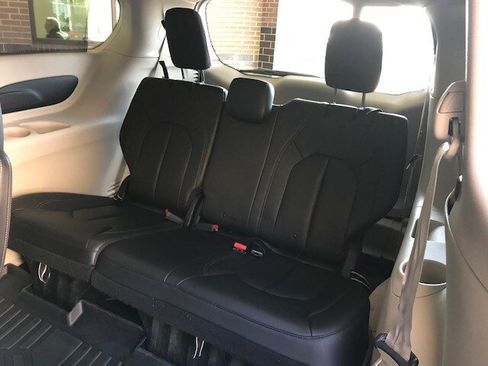 Used 2018 Chrysler Pacifica Touring-L image 8