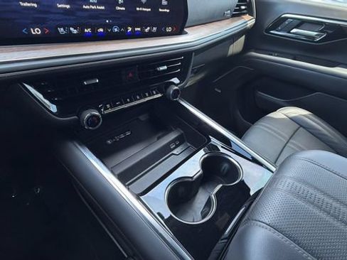 Used 2025 Chevrolet Suburban High Country AWD/4WD image 14