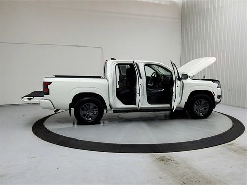 Used 2025 Nissan Frontier SV w/ SV Convenience Package image 16