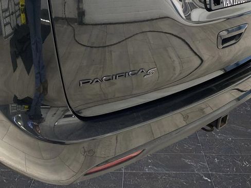 Used 2020 Chrysler Pacifica Touring-L Plus image 34