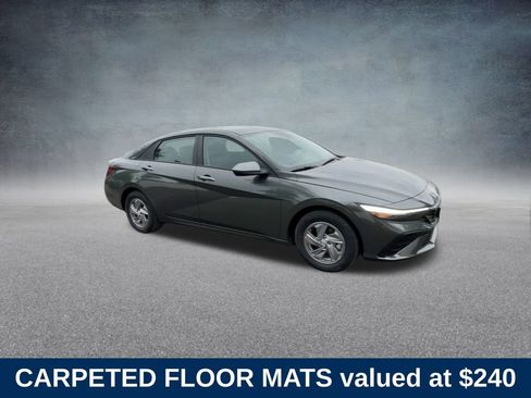 Used 2025 Hyundai Elantra SE image 2