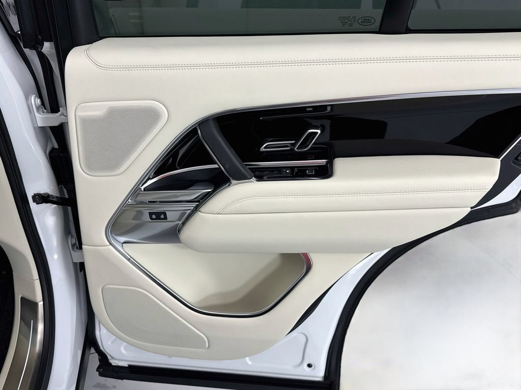 Certified 2025 Land Rover Range Rover SE AWD/4WD image 26