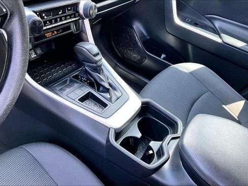 Used 2019 Toyota RAV4 LE image 10