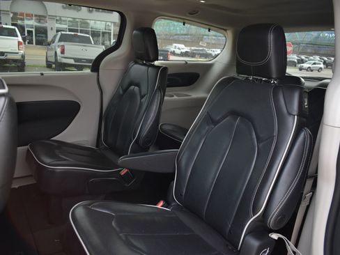 Used 2023 Chrysler Pacifica Limited image 17