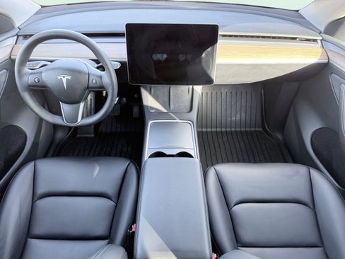 Used 2025 Tesla Model Y Long Range image 49