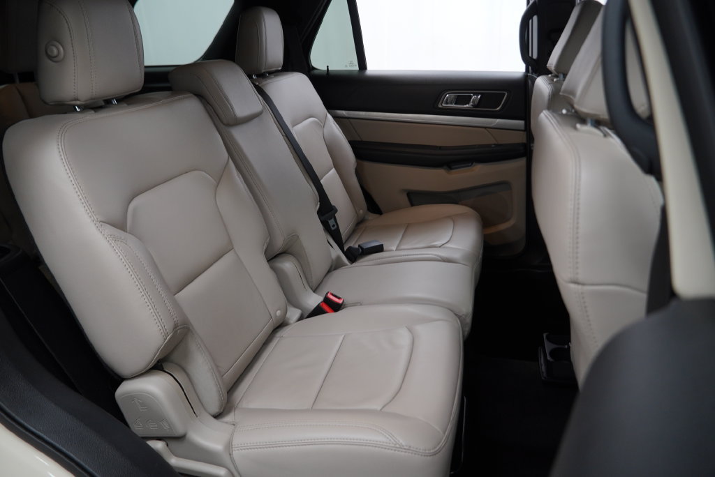 Used 2018 Ford Explorer XLT w/ Equipment Group 202A AWD/4WD image 38