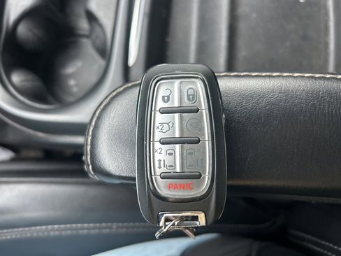 Used 2020 Chrysler Pacifica Touring-L image 28