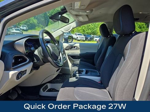 Used 2021 Chrysler Pacifica Touring AWD/4WD image 2