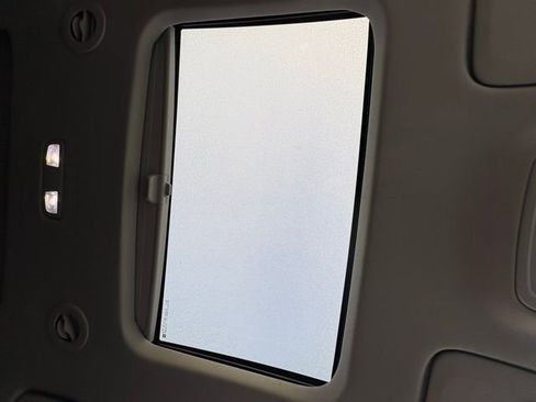 Used 2021 Chevrolet Traverse RS image 23