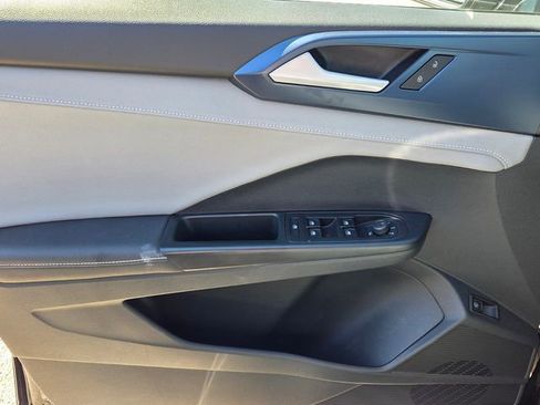 Used 2024 Volkswagen Taos SE image 32