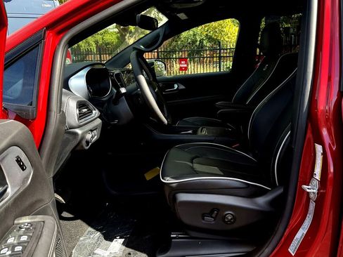 New 2026 Chrysler Pacifica Limited w/ Uconnect Theater Family Group image 19