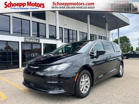 Used 2023 Chrysler Voyager LX FWD image 1