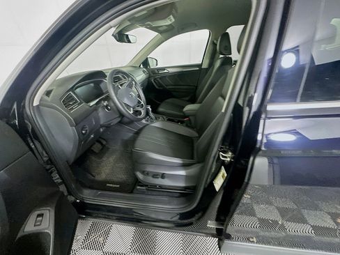 Used 2023 Volkswagen Tiguan SE image 13