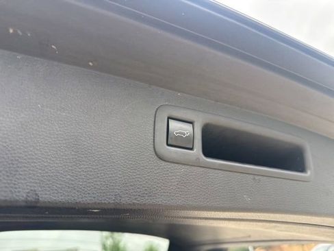 Used 2023 Toyota Highlander XLE AWD/4WD image 9