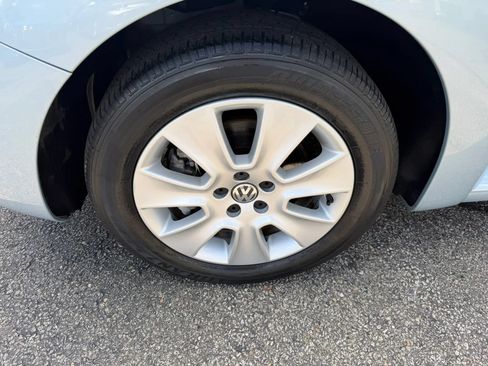 Used 2009 Volkswagen Beetle Coupe FWD image 42