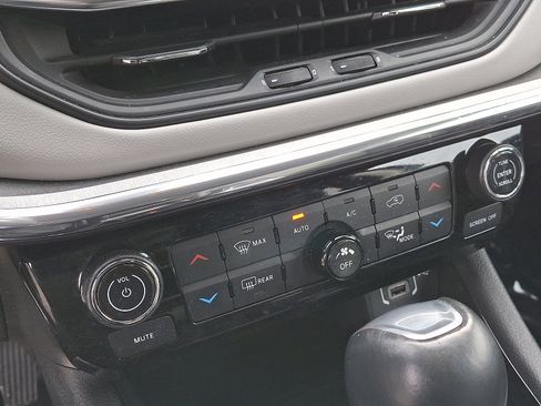 Used 2022 Jeep Compass Limited image 16