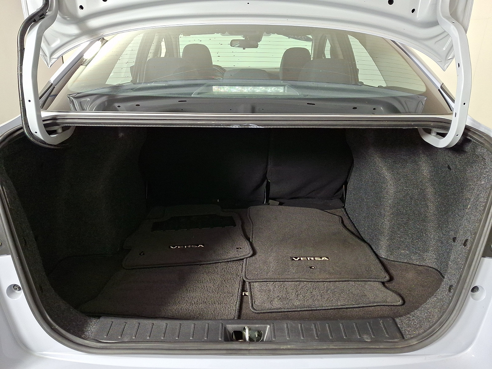 Used 2025 Nissan Versa SV FWD image 27