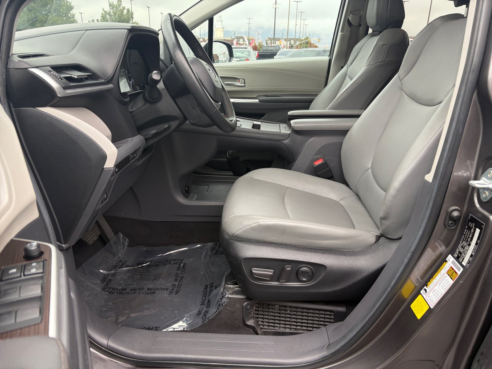 Used 2024 Toyota Sienna XLE FWD image 11