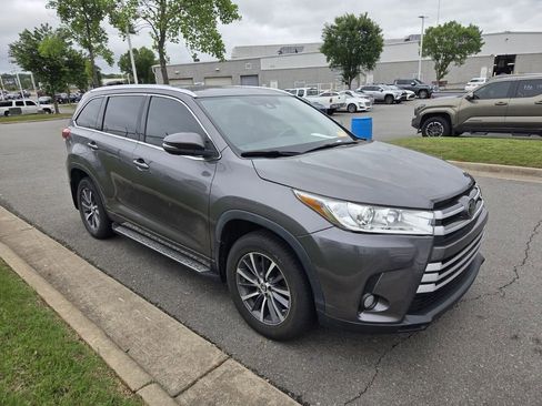Used 2018 Toyota Highlander XLE FWD image 2