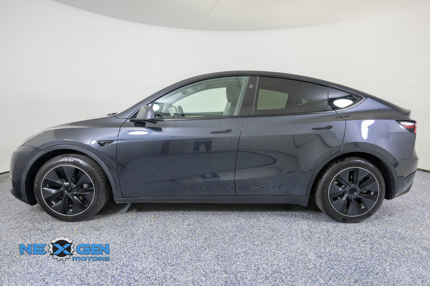 Used 2024 Tesla Model Y Long Range AWD/4WD image 5