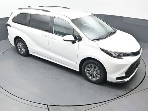 Used 2025 Toyota Sienna LE image 46