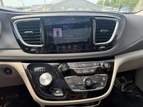 Used 2018 Chrysler Pacifica Limited FWD image 24