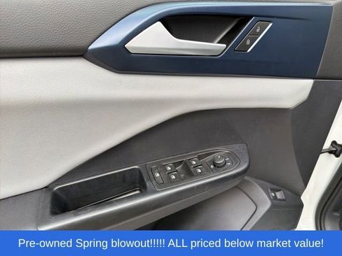 Used 2022 Volkswagen Taos SE w/ Driver Assistance Package FWD image 16