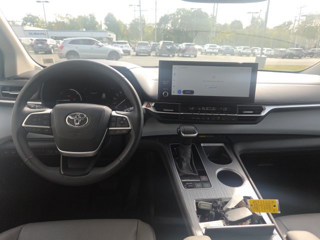 Used 2025 Toyota Sienna XLE FWD image 13